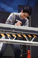 ナットを締める町田啓太。