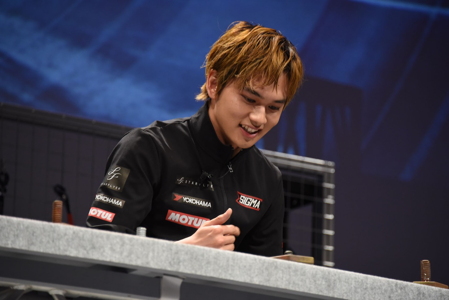 ナットを締める北村匠海。
