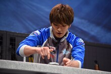 ナットを締める新田真剣佑。