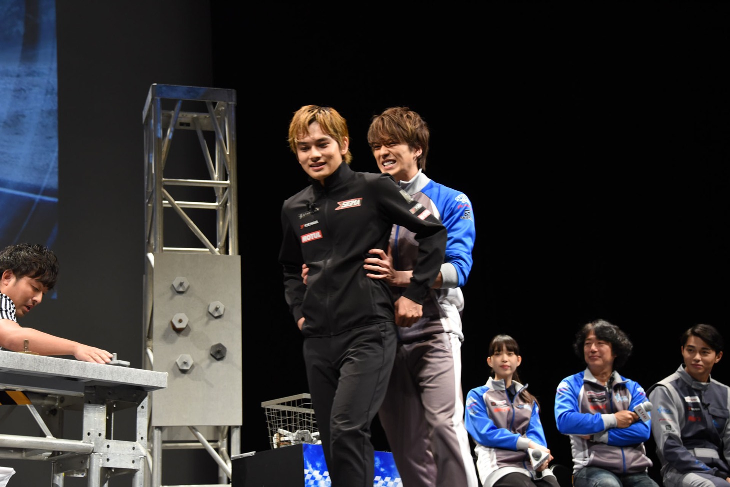 手前左から北村匠海、新田真剣佑。