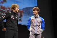 左から北村匠海、新田真剣佑。