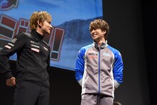 左から北村匠海、新田真剣佑。