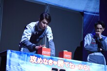 2回戦での東出昌大（左）。