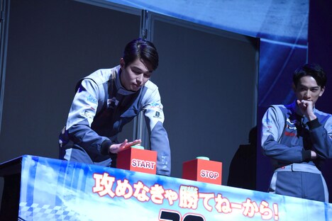 2回戦での東出昌大（左）。