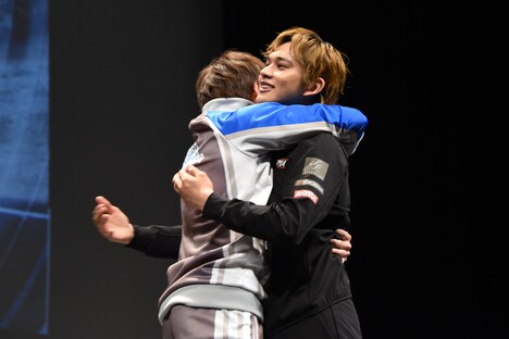 2回戦での勝利を分かち合うドライバーチーム。