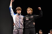 2回戦での勝利を喜ぶ新田真剣佑（左）と北村匠海（右）。