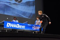 「パッションフルーツ！」と言いながら魔球を放つ北村匠海（右）。