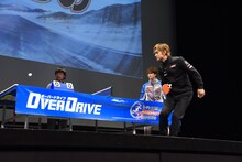 「パッションフルーツ！」と言いながら魔球を放つ北村匠海（右）。