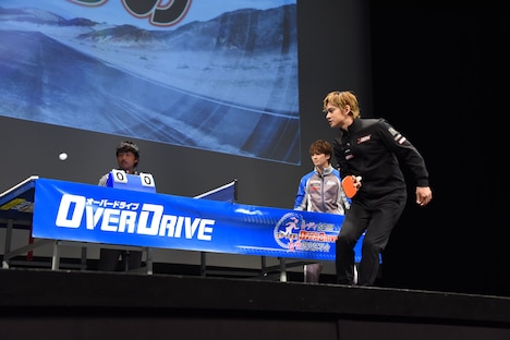 「パッションフルーツ！」と言いながら魔球を放つ北村匠海（右）。