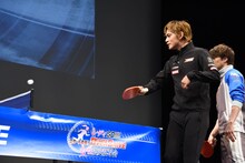 「イグアナ」と言いながら球を打ち返す北村匠海（手前）。