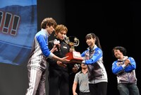 熱MANトロフィー授与の様子。