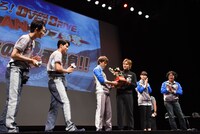 熱MANトロフィー授与の様子。