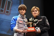 左から新田真剣佑、北村匠海。