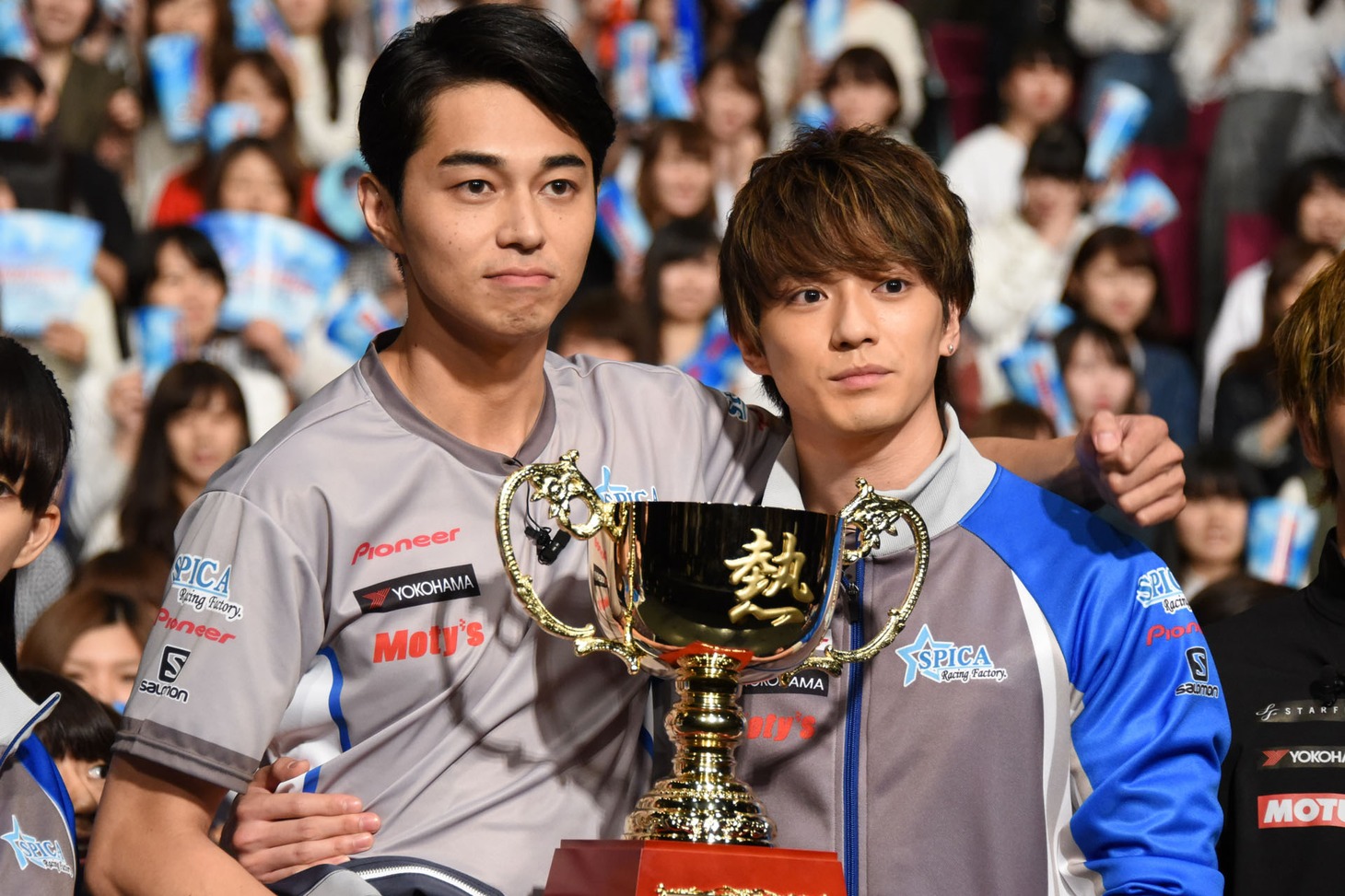 左から東出昌大、新田真剣佑。