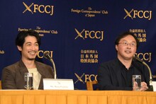 左からディーン・フジオカ、深田晃司。