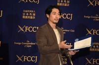 スクリプトを見せながら話すディーン・フジオカ。