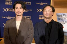左からディーン・フジオカ、深田晃司。