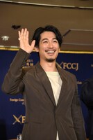 カメラに手を振るディーン・フジオカ。