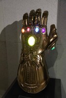 「アベンジャーズ／インフィニティ・ウォー」よりサノスのガントレットのレプリカ。 (c)2018 MARVEL