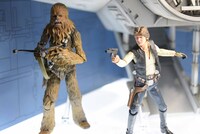 チューバッカ（左）とハン・ソロ（右）のフィギュア。