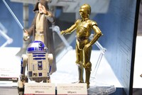 R2-D2（左）とC-3PO（右）のフィギュア。