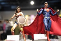 ワンダーウーマン（左）とスーパーマン（右）のフィギュア。