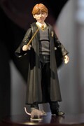 ロン・ウィーズリーのフィギュア。 HARRY POTTER characters, names and related indicia are (c) & TM Warner Bros. Entertainment Inc. WB SHIELD: (c) & TM WBEI. WIZARDING WORLD trademark and logo (c) & TM Warner Bros. Entertainment Inc. Publishing Rights (c) JKR. (s18)