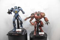 ジプシー・デンジャー（左）とクリムゾン・タイフーン（右）のフィギュア。