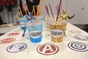 「TAMASHII Comic-Con -タマシイ コミ魂-」で販売されるオリジナルコラボドリンクとコースター。
