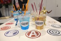 「TAMASHII Comic-Con -タマシイ コミ魂-」で販売されるオリジナルコラボドリンクとコースター。