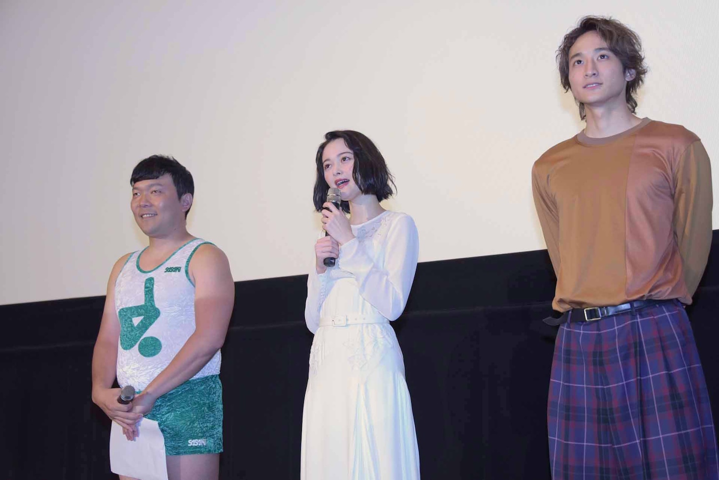 左からオラキオ、玉城ティナ、小関裕太。