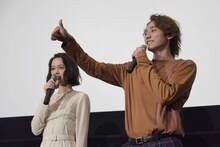 左から玉城ティナ、小関裕太。