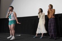 左からオラキオ、玉城ティナ、小関裕太。