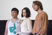 左からオラキオ、玉城ティナ、小関裕太。