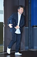 パルムドールのトロフィーが入ったケースを抱えて登場した是枝裕和。