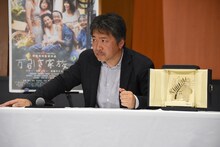 記者からの質問に耳を傾ける是枝裕和。