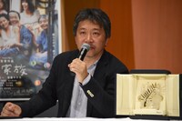 「なぜコロッケをラーメンにひたひたするのか……？」と記者からの質問を反復する是枝裕和。