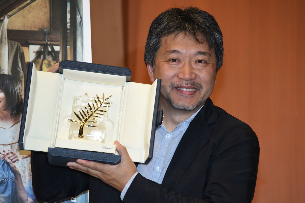 是枝裕和がトロフィー手に帰国、パルムドール受賞後も「今までと同じスタンスで」