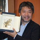 是枝裕和がトロフィー手に帰国、パルムドール受賞後も「今までと同じスタンスで」