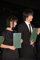 左から上白石萌歌、山崎賢人。