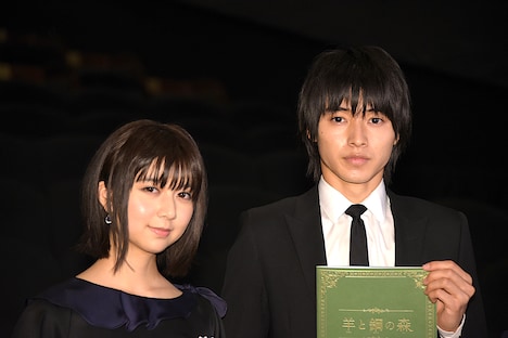 左から上白石萌歌、山崎賢人。