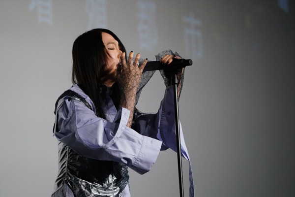 「THE SKY FALLS」を歌うXAI。