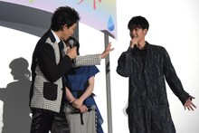 作品を意識したコーディネートをアピールする葉山奨之（右）へ、「何、俺の衣装が牛みたいだって言いたいの？」と返す大泉洋（左）。