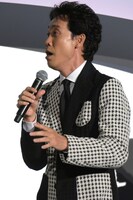 サザンオールスターズの「逢いたくなった時に君はここにいない」を熱唱する大泉洋。