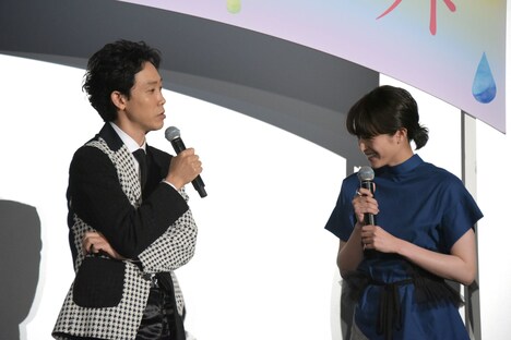 清野菜名（右）に向けて「逢いたくなった時に君はここにいない」を歌う大泉洋（左）。