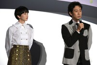 小松菜奈（左）に感謝を伝える大泉洋（右）。