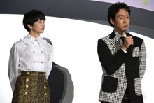 小松菜奈（左）に感謝を伝える大泉洋（右）。