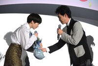 大泉洋（右）からサプライズで花束を贈られた小松菜奈（左）。