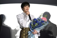 花束を受け取った小松菜奈。