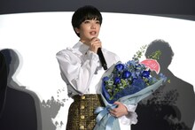 花束を受け取った小松菜奈。